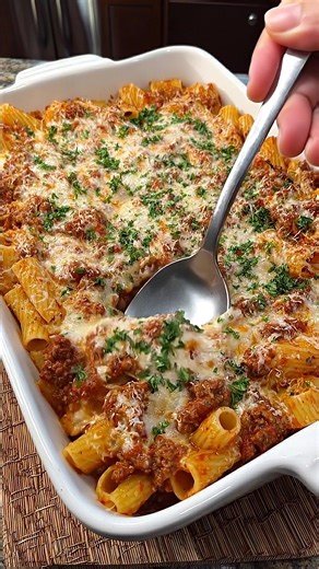 Baked Cheesy Beef Rigatoni This baked cheesy beef rigatoni is one of those meals that instantly makes a house feel like home. It’s hearty, comforting. Ingredients: 16 ounces rigatoni pasta 1 tablespoon olive oil 1 pound ground beef Full Recipe in Coʍmеոτ 💬 | Stir of Comfort