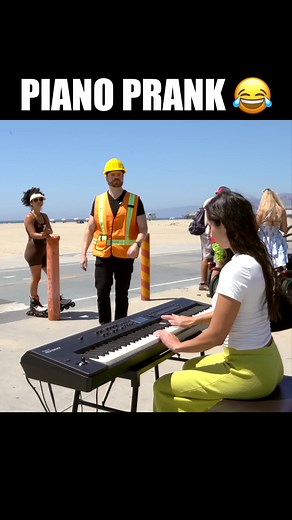 Piano Prank in Public: A Hilarious Reaction