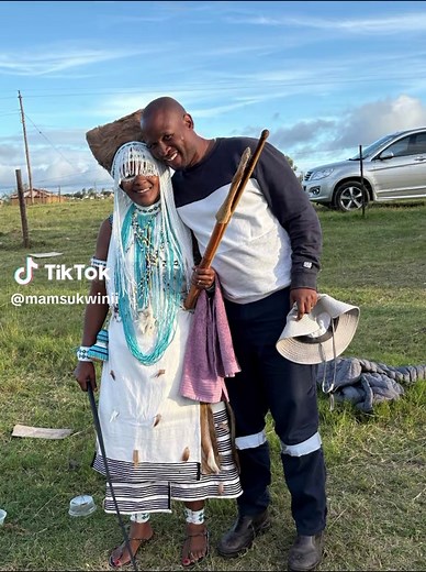 Igqirha elithabdwayo leli gqwesayo❤️❤️❤️🥰🥰. Singabantu abaluthandayo uthando ke thina. Xa sibona indlela uCirha amxhasa ngayo owakwakhe sivela sibenemncili luvuyo. Kaloku ubugqirha bomntu ongumfazi emzini buthi ukuze bumile bubekanti buthandazelwa kwaye busikelelwa ngutata wekhaya. Siyibonile ke le ndoda yakwa Ntswentswe yakwa Nojaholo matyeli amaninzi isithi huntshu mkam ndiyakukhulula ngentliziyo emhlophe engena bukhwele nasikhalazo❤️❤️. Sibabamba ngazo zozibini kuwe Cirha ngalo nto. Sisithi