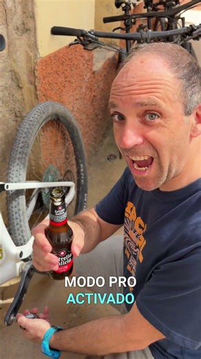 Como abrir una botella con el pedal,¿lo sabías? #shorts