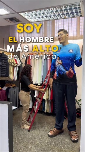 ismore clothing | slow fashion on Instagram: "No todos los cuerpos encajan en “tallas estándar”. En ismoreclothing vestimos a quienes nunca consiguen ropa que les quede bien de verdad. 👕 Franelas hasta 6XL ✂️ O 100% hechas a la medida Cuando eres grande, tu ropa también debería estar a la altura. La Marca de los Grandes. 🤝 Collab con el hombre más alto de América y segundo más alto del mundo 🌎 Posdata: Si a él le queda… le queda a cualquiera 😌"