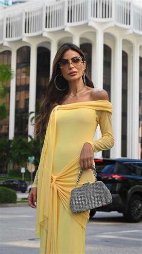 CATERINA VALENTINO on Instagram: "💂‍♀️𝐕𝐈𝐏 | 𝐋𝐀𝐃𝐘 𝐄𝐓𝐈𝐐𝐔𝐄𝐓𝐓𝐄 🛍️ I am the ❌ Soy todo lo que está mal🫠 ❌Do not bend your back. ✅The entire body lowers to pick up the fallen object 💂🏻 ❌No se inclina la espalda. ✅El cuerpo baja completo para recoger el objeto caido #oldmoneyetiquette #etiquette #etiqueta💂‍♂️#elegant #classylady #elegance #etiquetasocial #caterinaVIP #VIP"