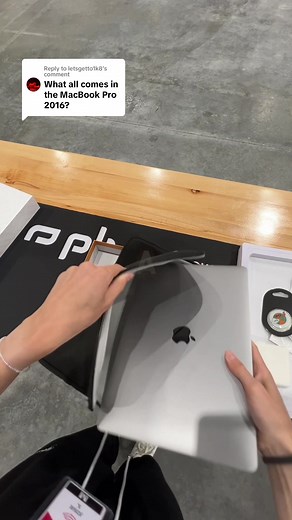 Replying to @letsgetto1k8 Here’s what comes in your box when you order a MacBook! 💻