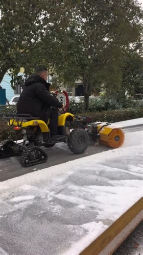 𝐓𝐡𝐞 𝐰𝐨𝐫𝐥𝐝 𝐨𝐟 𝐭𝐞𝐜𝐡 𓆢 on Instagram: "Snow day solutions 💪 Watch this efficient street cleaning machine tackle winter weather like a pro! ❄️ #WinterMaintenance #SnowRemoval ✨️"