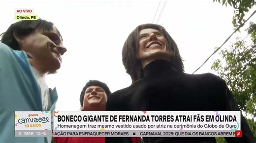 Boneco gigante de Fernanda Torres atrai fãs em Olinda