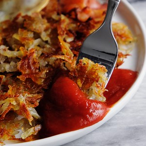 8.6K views · 56 reactions | Homemade Crispy Hash Browns - Quick, easy and SO INCREDIBLY CRISPY! Comes out perfect every single time. Serve with ketchup and hot sauce! RECIPE: https://damndelicious.net/2022/04/23/homemade-crispy-hash-browns/ | Damn Delicious | Facebook