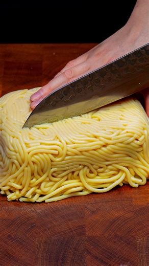 Asa spaghetti delicioase, pregatite in acest mod, inca nu ai gustat! Ingrediente paste: 500 g ceapă: 1 buc usturoi: 1 buc ardei gras roșu: 1 buc ardei gras galben: 1 buc ardei gras verde: 1 buc morcov: 1 buc varză: 200 g sare: 2 g piper negru: 1 g sos de soia: 40 ml amidon: 20 g apă: 50 ml apă: 100 ml unt: 40 g piept de pui: 250 g amidon: 30 g sare: 2 g piper negru: 1 g | Savuros.TV