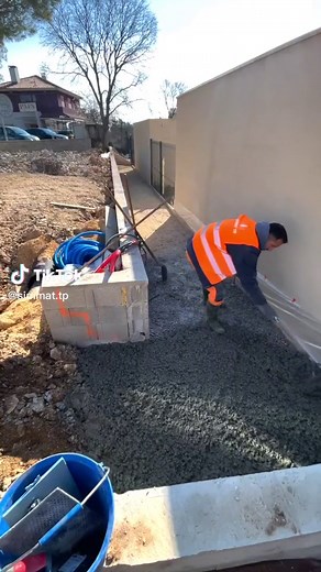 Création d’une rampe pour piétons en béton fibre #pourtoi #tp #fypシ #foryou #kobelco #volvotruck #godet #pelle #maconnerie #turkiye