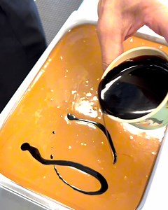 Kalder alle lakrids-is-elskere! Ugens is er nemlig med smag af sød lakrids 😋 Isen består af sød lakridsis fyldt med stykker af mørk chokolade og toppet med karamelganache. @ en, der elsker lakrids-is, i kommentarfeltet 👇 Husk, at du altid kan forudbestille din literboks på vores website. Så sparer du også 10% https://bit.ly/ismageriet_bestilis | Ismageriet