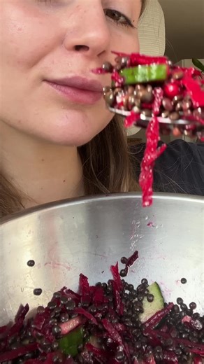 Antientzüdliche Rezepte Linsen Rotebeete Salat Du brauchst: -1 frische rote Beeten -250 g Beluga Linsen -1/2 Gurke -1 Handvoll Granatapfelkerne Für das Dressing: -4 EL Olivenöl -2 EL Essig -1 TL Senf -1 EL Honig -2 El Sojasoße