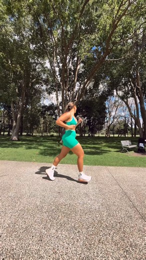 Valaree Ahern on Instagram: "Park run Wearing the new luxe racquet range from @musclerepublic DC: VAL to save $$"