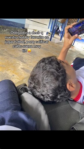 Hobbies divertidos: futbol y música entre amigos