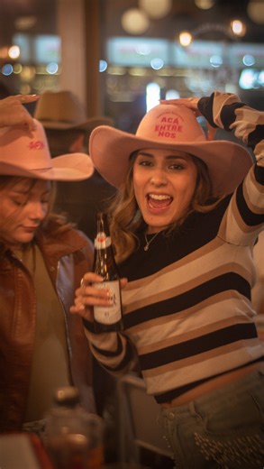 Acá Entre Nos on Instagram: "Acá no se muere de amor… se canta a todo pulmón🤭🎙️ #AcaEntreNos"