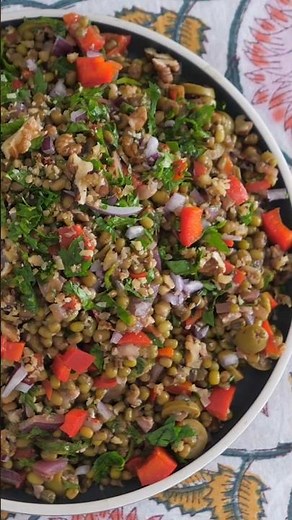 🥗 Une salade nutritive et croquante : haricots mungo, poivron rouge, oignon, persil, olives et noix,