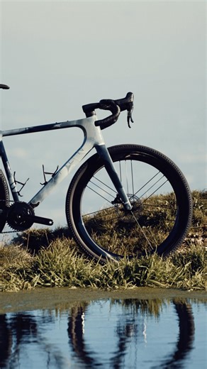 OPEN U.P.(P.E.R.) × Campagnolo Super Record 13 X Speed meets freedom. The U.P.(P.E.R.) redefined performance gravel: fast, versatile, and ready for any terrain. Its road-inspired geometry and dual wheel setup deliver smooth transitions from tarmac to trail with total control. Equipped with the Super Record 13 X drivetrain and Bora X wheels, it represents the next evolution of Campagnolo engineering: one platform, seamless across Road, All-Road, and Gravel. Italian precision, built for exploratio