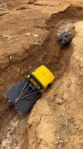 Those #injora esc putting in some work on both trucks 😎#rc #fyp #offroad #toyotacar #jeep