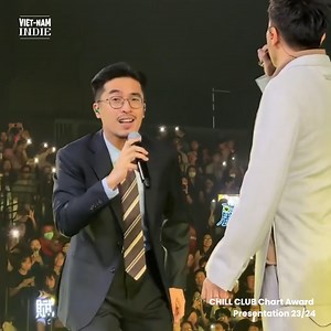Vũ. bất ngờ đem tới màn trình diễn tiếng Hoa lần đầu tiên khi thể hiện bài hit “2084” của Dear Jane tại CHILL CLUB Chart Award Presentation 23/24. Ở phía dưới phần bình luận khán giả nước bạn cũng đã dành nhiều lời khen cho Vũ. của chúng ta 💃 - Vũ. ft Dear Jane tại ViuTV CHILL CLUB Chart Award Presentation 23/24 | Vietnam Indie Music