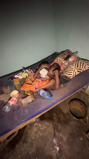 Voici Ngo Nlend Bernadette. Une sœur. Une mère. Une femme qui a longtemps servi les autres avant d’avoir besoin d’aide. Bernadette était enseignante. Elle éduquait nos enfants, transmettait le savoir, formait des vies. Aujourd’hui, elle est clouée au lit. Elle souffre d’un cancer, un combat qu’elle n’a jamais pu commencer, faute de moyens. Peu à peu, son corps s’est affaibli, elle a perdu toute mobilité, ses membres se sont rétrécis, et chaque jour est devenu une lutte silencieuse. Face à la mal