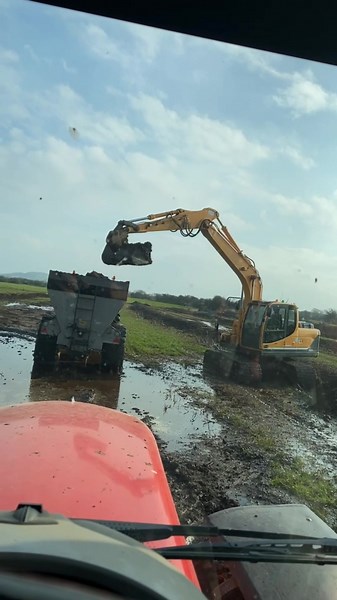 Throwback to spreading 🙃🥲 #yfc #yfcdoitbest #masseyferguson #7480 #muckspreading #stuck #fyp