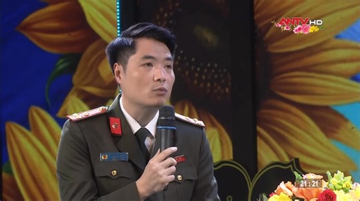 HÌNH ẢNH CÔNG AN HÀ NỘI ĐỂ LẠI ẤN TƯỢNG ĐẬM NÉT TRONG "GẶP GỠ VIỆT NAM - GIÓ MỚI MÙA XUÂN " ✨ Trong chương trình đặc biệt vừa phát sóng trên kênh ANTV vào tối mùng 3 Tết, Công an Thủ đô đã để lại dấu ấn mạnh mẽ về một lực lượng hiện đại, bản lĩnh và tiên phong kiến tạo trong chuyển đổi số. 🎙 Cùng nhìn lại những chia sẻ tâm huyết của Thượng tá Bùi Nhật Quang – Trưởng phòng Tham mưu về hành trình bứt phá của Công an Hà Nội trong công tác "Chuyển đổi số". #conganhanoi | Công an thành phố Hà Nội