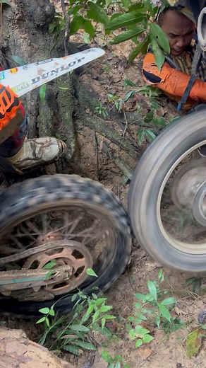 នេះគឺជាវីដេអូចុងក្រោយយប់ថ្ងៃទី៣ ជាពេលមួយជូរចត់ខ្លាំងជាមួយនឹងកូនៗទាំងអស់គ្នា🥲 ឧបសគ្គមានដូចជា ឡើងភ្នំខ្ពស់ ថ្មរអិល ម៉ូតូខូច ម៉ូតូអត់ភ្លើង ម៉ូតូអស់សាំង វង្វេងផ្លូវ ដាច់បាយ១ថ្ងៃកន្លះពេញ កូនៗចាប់ផ្តើមអស់កម្លាំងខ្លាំង រួចហើយក៏សំរេចចិត្តទុកម៉ូតូ ដើម្បីនាំកូនទៅរកទីទួលសុវត្តិភាពសំរាកសិន តែពេលនោះ ទូរសព្ទ ផាវវើបែង គឺអស់ថ្មទាំងអស់ សូមរងចាំតាមដាននៅវីដេអូថ្ងៃទី៤នឹងថ្ងៃទី៥ជាថ្ងៃបញ្ចប់Trip សូមអរគុណសម្រាប់ការតាមដាននឹងគាំទ្រស្រលាញ់ចូលចិត្តរបស់បងប្អូនទាំងអស់គ្នា👏💪🥰🌄 | Seang Eii 77 Adventure