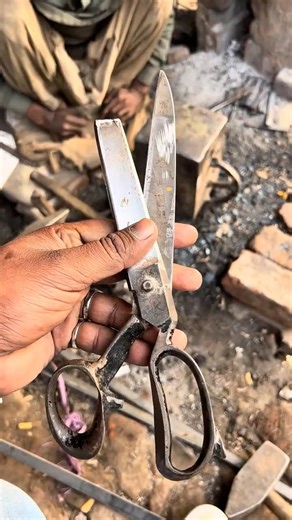 Blacksmith Fixes Broken Edge ✂️