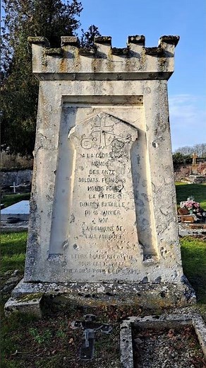 Le Monument aux Morts de 1871 du Cimetière de Caulaincourt Short