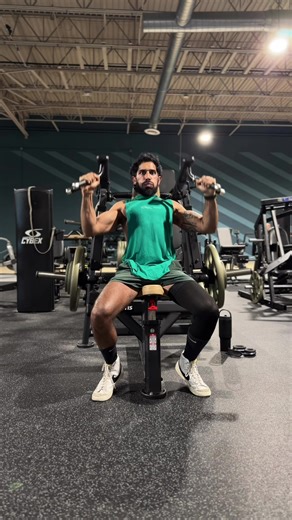 Quick Upper Day 💪🏽 DB lateral raises DB lying rear delt flys Seated shoulder press machine Seated upper back high row Incline cable chest press Low row machine Hanging leg raises Weighted captain’s chair leg raises 2025 is coming to an end and a new year is right around the corner. Don’t wait for January 1st to start being intentional. The habits you build now make 2026 easier, stronger, and more sustainable. Make 2026 the year you invest in yourself. Give yourself the best gift of all — your 