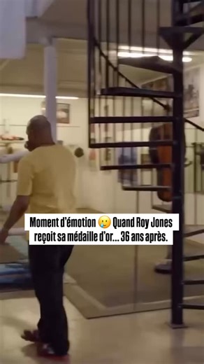 36 ans après l’un des plus grands scandales de la boxe, Roy Jones Jr. a enfin reçu la médaille d’or olympique de 1988 🥇 Park Si-hun, qui avait été déclaré vainqueur de manière controversée à Séoul, lui a personnellement offert la médaille lors de retrouvailles émouvantes. 📽️ @royjonesjrofficial #boxeanglaise #boxing #boxe #boxingtraining #boxingworkout #boxingcoach #boxeo #boxeamateur #boxingtrainer #royjones | Boxing Culture