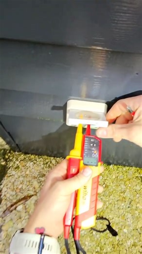 Dépannage Électrique Fuite à la terre Voici un dépannage électrique avec un fil d'alimentation de circuit de prise qui est en défaut. Bien sûr pour une solution électrique parfaitement aux normes un devis de travaux électriques va être réalisé #dépannage #panneelectrique #lesdisjonctes | Les Disjonctés