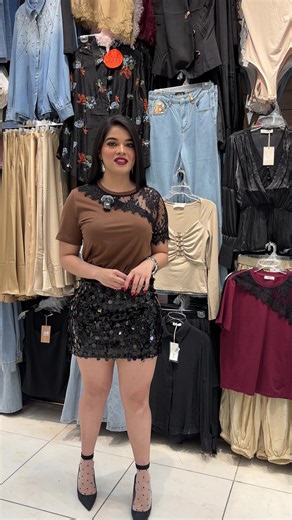 Eleva tus outfits diarios 🖤 📌Déjanos un comentario para más información #playeraencaje #parati #lentejuelas #outfitinspo #viral_video