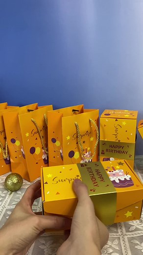 Everyone was watching, but this money explosion box was the only thing they remembered.#SneakySurprise#birthdaygift#Christmasgift #BirthdaySurprise