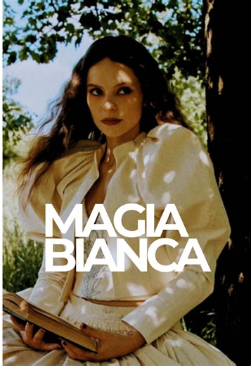 Sono rimasto colpito dalla scelta controcorrente di Francesca Michielin pubblicare un concept album in pieno periodo estivo. E posso dire? Meno male. È proprio quello di cui abbiamo bisogno: canzoni fatte bene, orecchiabili, ma con un po’ di sostanza. Parla delle donne. Delle etichette che ricevono. Delle pressioni sociali. Di chi prova a vivere senza farsi definire dagli altri. “Magia Bianca” non usa il passato per raccontare il Medioevo. Usa il Medioevo per raccontare il presente. veramente co