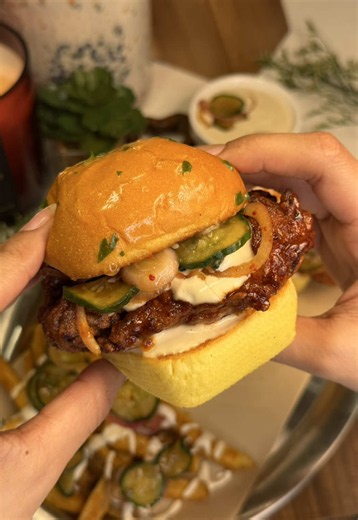 نزلت لكم اليوم ألذ ألذ وصفة كريسبي تشكن برجر بنكهة كورية خياااال 🇰🇷🍗🥒✨ لا تفوتكم صدق طعمها ما يتفوت 😍💕 الوصفة بالڤيديو اللي قبل هذا 💕 #برجر #burger #وصفات #طبخ #recipes