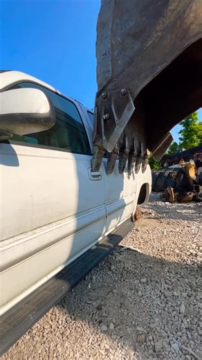 Junkyardlife YT on Instagram: "Smooth Operator #heavyequipment #excvator #junkyard #facebookreelsviral #youtubeshorts #scrapyard #reelsviralシfb #followersreels #share #subscribe #car #fyp"