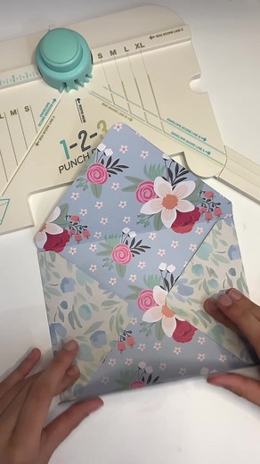 Make a floral envelope with me 💙 #fyp #envelope #papercraft #handmade #diy #foryoupage #blue #floral #flowers #inspo #stationery #asmr #aesthetic