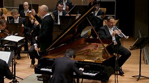 🎹🎺ショスタコーヴィチ「ピアノ、トランペットと弦楽合奏のための協奏曲」を、チョ・ソンジンとギヨーム・ジェルの独奏、パーヴォ・ヤルヴィの指揮でお聴きください。映像の全編はこちらより： https://www.digitalconcerthall.com/ja/concert/55629?utm_medium=social&utm_source=facebook | ベルリン・フィルハーモニー管弦楽団（ベルリンフィル）