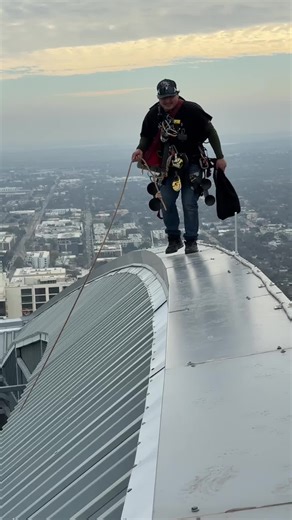 Window Washing Techniques Using Rope Access