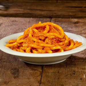 🇮🇹 Ricetta tipica toscana 🇮🇹 I pici all'aglione sono uno dei piatti tipici che la cucina toscana ci ha regalato. Una ricetta semplicissima, decisamente rustica e saporita che di certo vi conquisterà! https://www.casapappagallo.it/ricette/pici-allaglione #ricette #ricettefacili #ricetteveloci | Casa Pappagallo