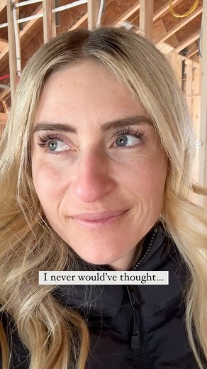 If you’d told me I would leave Southern California to build houses in the snow, I wouldn’t have believed you. No way! Not this girl. 😎 But fast forward and here I am with my red (runny) nose and winter coat - loving every minute of it. What do you think, should @builtcustomhomes open a Utah office? And just a reminder that setting goals isn’t necessarily about knowing where you’re going or how everything is going to work out. It’s about the journey. Our goals should always be to build a life wh