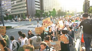 温暖化対策求め世界一斉デモ　若者たち300人が行進