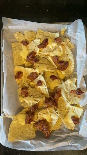 BestEST Veggie Nachos- the perfect game day vegetarian food!