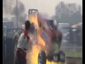 Tractorpulling insane engine blow up, Engine flys out of the tractor!