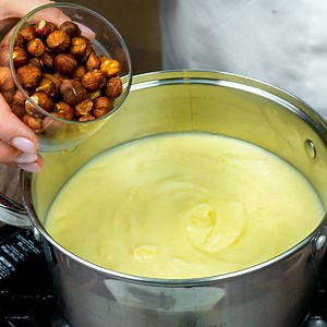 155K views · 620 reactions | Raffaello c'est plus que des bonbons ! Cuisiner ces gâteaux connus à la maison ! Ingrédients: pour la base du gâteau: lait - 1 litre farine - 200 g sucre - 80 g beurre - 100 g essence de vanille - 5 ml flocons de noix de coco - 250 g sucre - 150 g noisettes - 100 g pour la crème : crème fouettée - 150 g pour le remplissage: boudoirs - 9 pièces lait concentré bouilli - 150 g Taille du moule 35 X 35 cm | Cookrate - France | Facebook