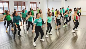 318K views · 10K reactions | JM Zumba Dance Fitness Workout #commando #Rompelo #reggaeton #zumba #zumbafitness #tiktokviral #dancefitness #healthandwellness #fitnessmotivation #SaturdayVibes #amazing #SaturdaySession #OFWjoinForce #workout | Just Move Zumba Dance Fitness Milan Italy | Facebook