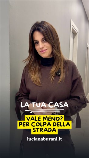Luciana Burani | Agente Immobiliare on Instagram: "“Se fuori casa mia c’è sporcizia o incuria, la mia casa si svaluta?” La risposta è: più di quanto immagini. 📉 Chi compra giudica prima la strada, poi l’appartamento. E se trova marciapiedi rotti, degrado o un accumulatore seriale di rifiuti, il valore percepito della casa crolla prima ancora di aprire la porta. La casa può essere splendida… ✨ Ma se il contesto racconta il contrario, il mercato ascolta il contrario. ➡️ E allora che fare? A volte