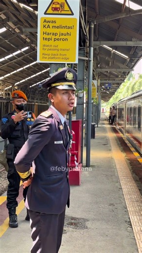 Kondektur Pimpin Apel Sebelum Keberangkatan KA