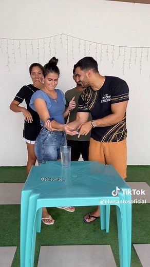 Desafio do Massageador: Tentando Beber Água