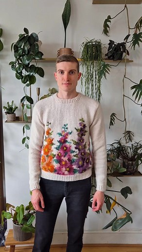 florals for spring? groundbreaking. knitting my first intarsia sweater was fun 🌸 what are your favourite intarsia projects? #knitting #knittok #knitwear #yarn #sweater