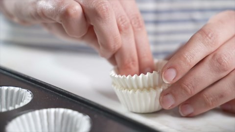 GUSTO [500 Pcs] Mini White Cupcake Liners, Food Grade & Grease-Proof, Baking Cups (Formerly Comfy Package)